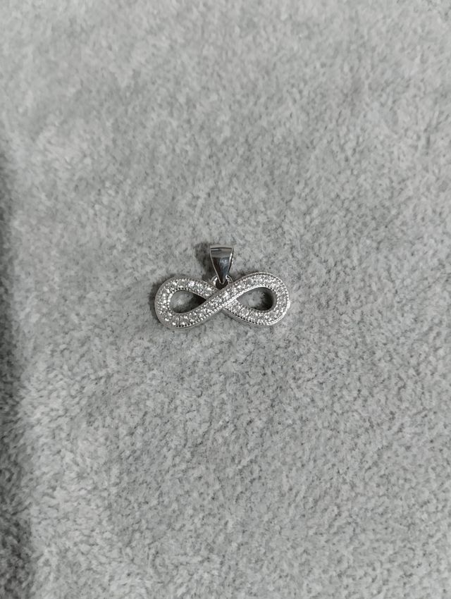 Colgante de plata de ley con circonitas.