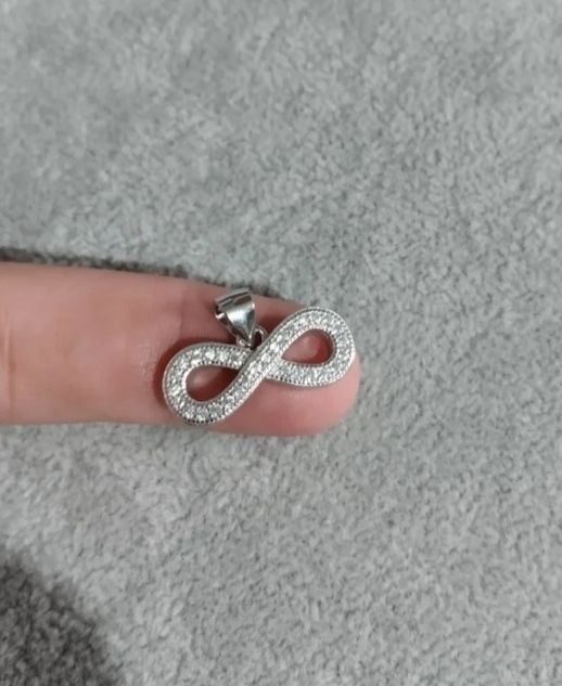 Colgante de plata de ley con circonitas.