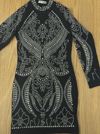 Vestido de fiesta negro con tachuelas
