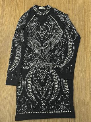 Vestido de fiesta negro con tachuelas