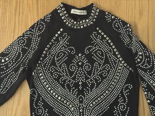 Vestido de fiesta negro con tachuelas