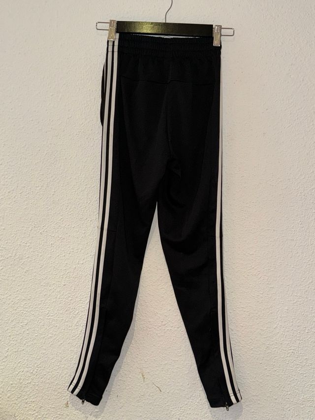 Pantalón de deporte marca Adidas.