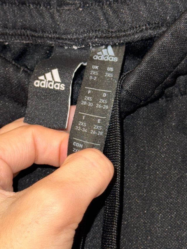Pantalón de deporte marca Adidas.