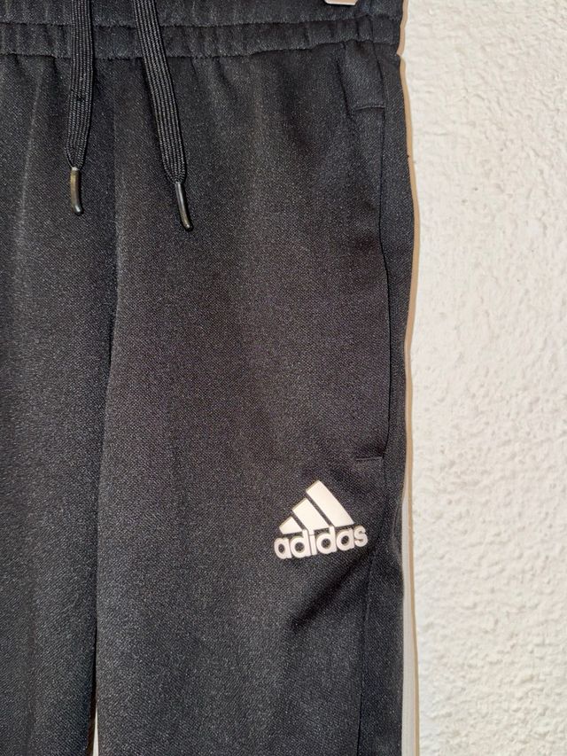 Pantalón de deporte marca Adidas.