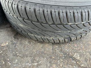 2 llantas con cobiertas de volkswagen