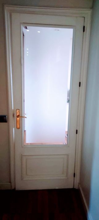 Puertas de madera lacadas blanco.