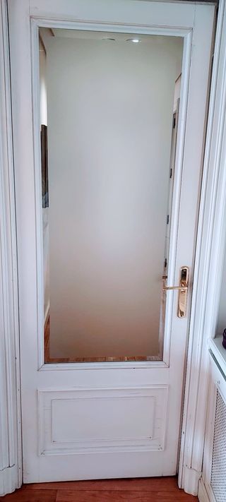 Puertas de madera lacadas blanco.