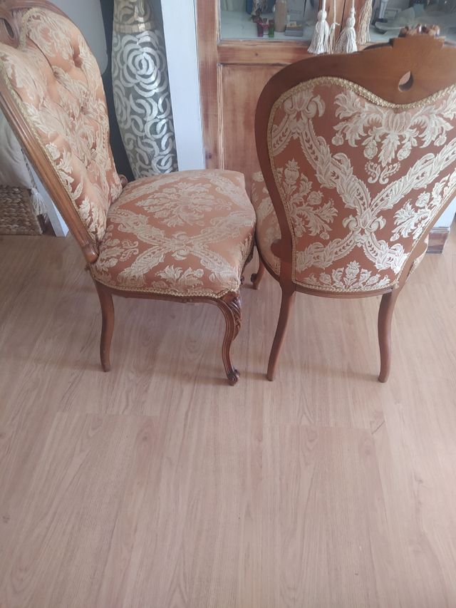 2 Sillas Isabelinas muy buen estado