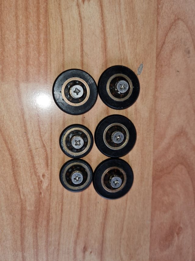 Ruote per schermi da bagno.