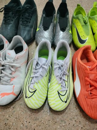 6 pares de Botas fútbol tacos y multitacos.