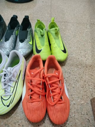6 pares de Botas fútbol tacos y multitacos.