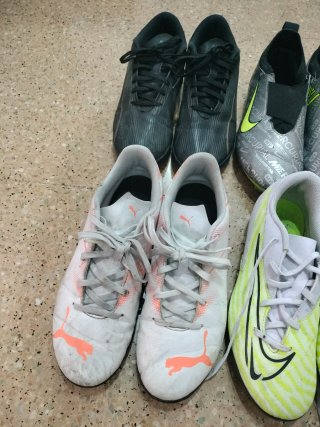 6 pares de Botas fútbol tacos y multitacos.