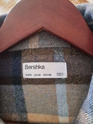 Sobre camisa de Bershka chico