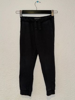 Pantalón de chándal marca Guess.