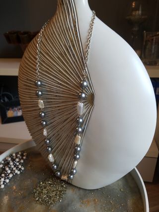 Collar madreperlas blancas y perlas gris