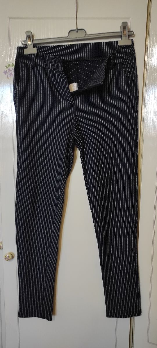 Pantalone a righe blu e bianche