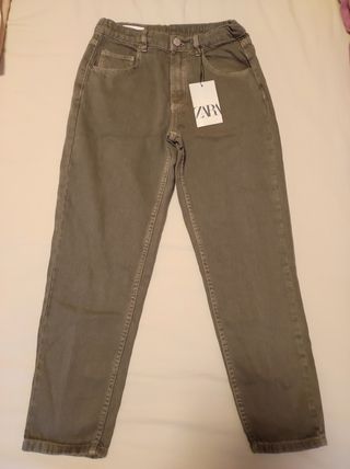 Vendo pantalón, camisa y sudadera.