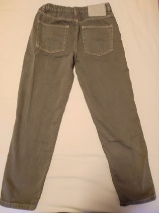 Vendo pantalón, camisa y sudadera.