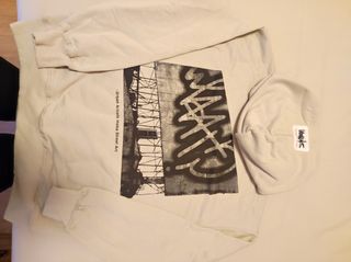 Vendo pantalón, camisa y sudadera.