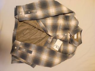 Vendo pantalón, camisa y sudadera.