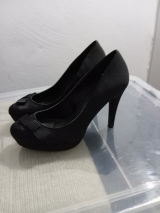 Zapatos de salón negros.