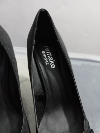 Zapatos de salón negros.