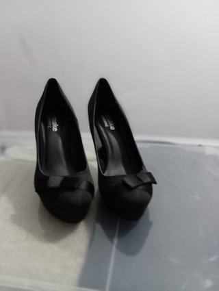 Zapatos de salón negros.