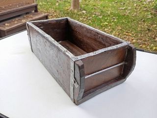 Contenedor madera antiguo con herrajes