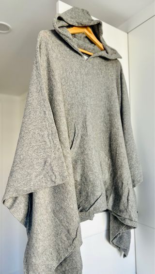 Poncho capa con capucha de lana gris Zara M