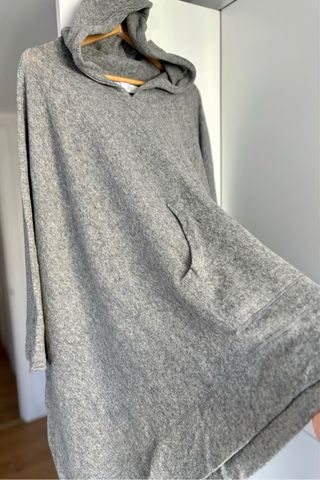 Poncho capa con capucha de lana gris Zara M