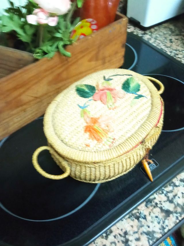 Piccola cucitrice antica