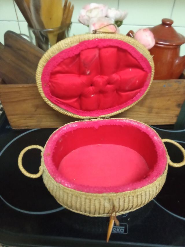 Piccola cucitrice antica