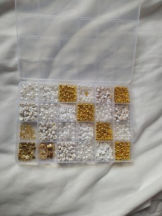 Abalorios elegantes y dorados