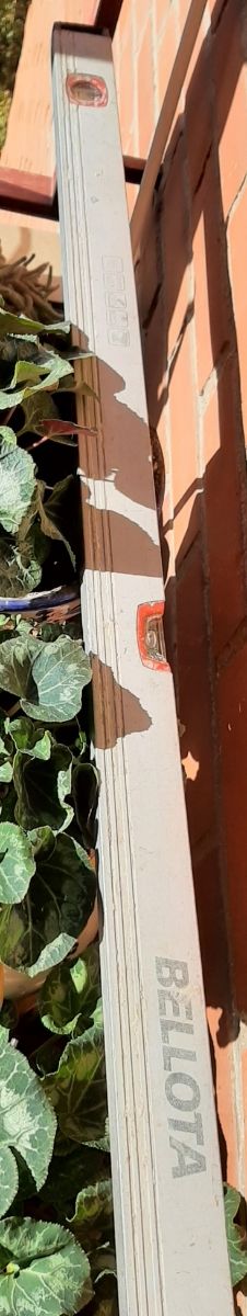 Nivelador con burbuja BELLOTA.