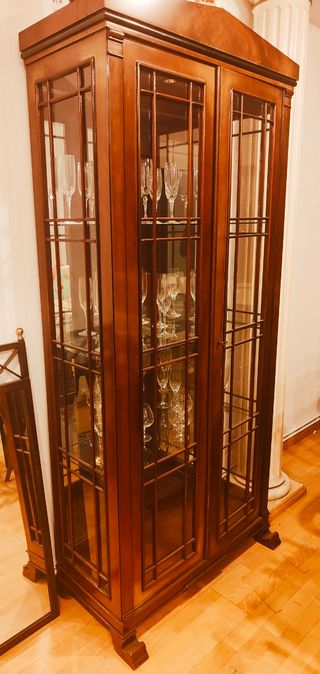 Elegante Vitrina de Madera y Cristal