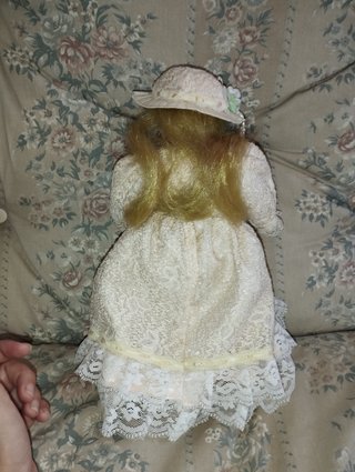 Bambole Porcellana - Bambola bionda con cappello