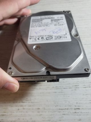 Disco duro 3.5” 160GB SATA.