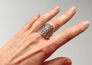 Anillo de mujer plateado troquelado grande