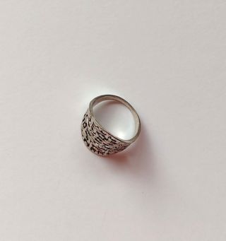 Anillo de mujer plateado troquelado grande