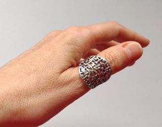 Anillo de mujer plateado troquelado grande