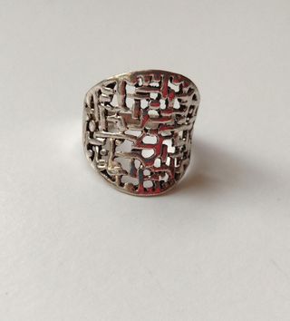Anillo de mujer plateado troquelado grande