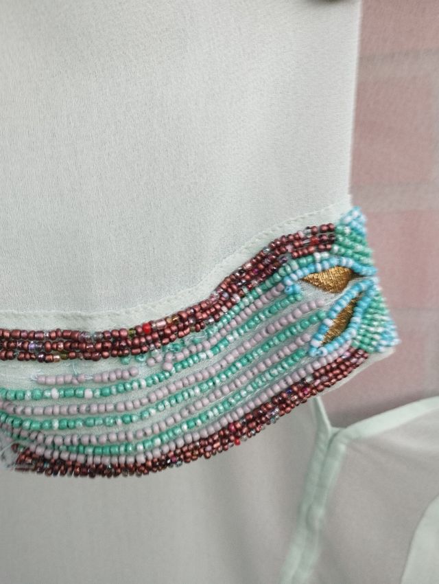 Blusa de gasa con puños de pedrería