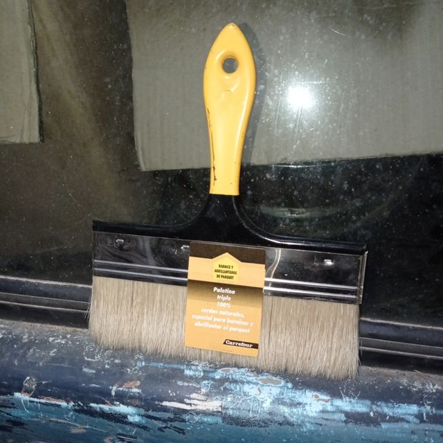 Brocha plana y pincel