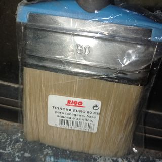 Brocha plana y pincel