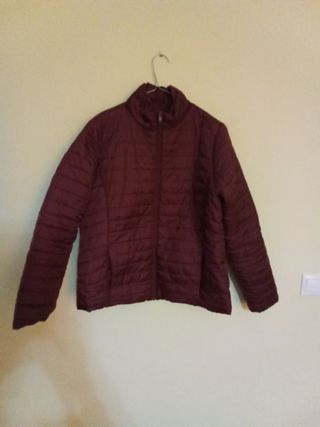 Cazadora impermeable granate
