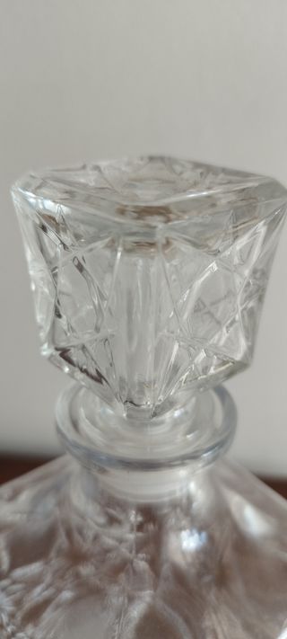 Bottiglia in vetro sfaccettata vintage