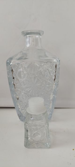 Bottiglia in vetro sfaccettata vintage