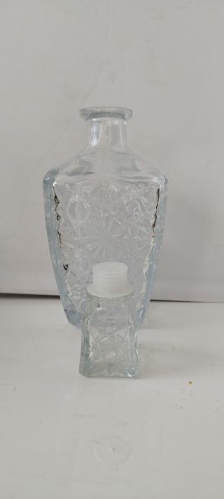 Bottiglia in vetro sfaccettata vintage