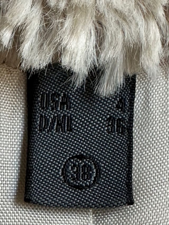 Abrigo 3/4. Cortes entallado.