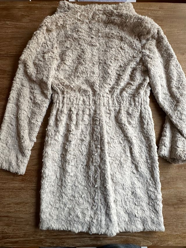 Abrigo 3/4. Cortes entallado.